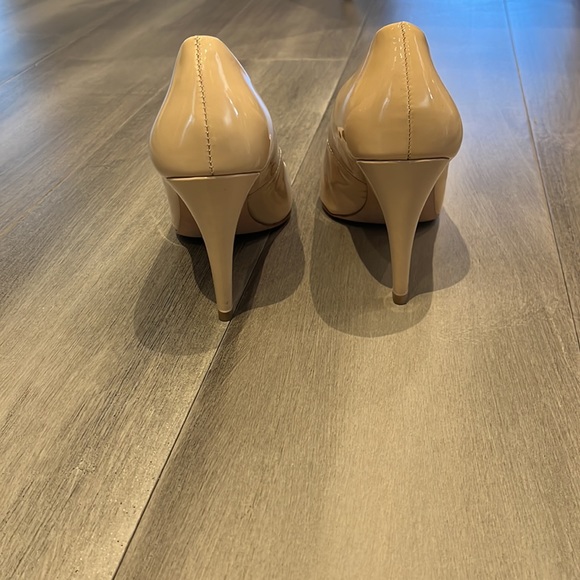 DVF nude patent heels. Size 8.5M. Like new. Worn twice. - Picture 4 of 6